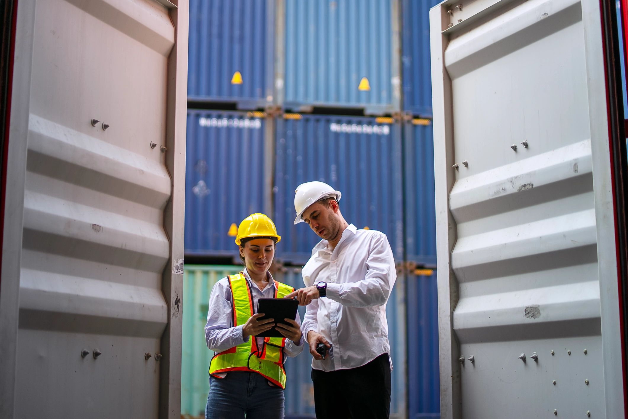 Hull Avenue Storage staff assisting a customer